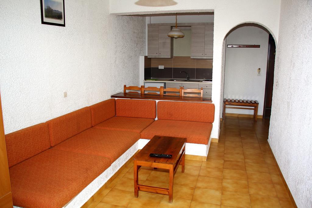 Karavos Hotel Apartments Archangelos  Ruang foto