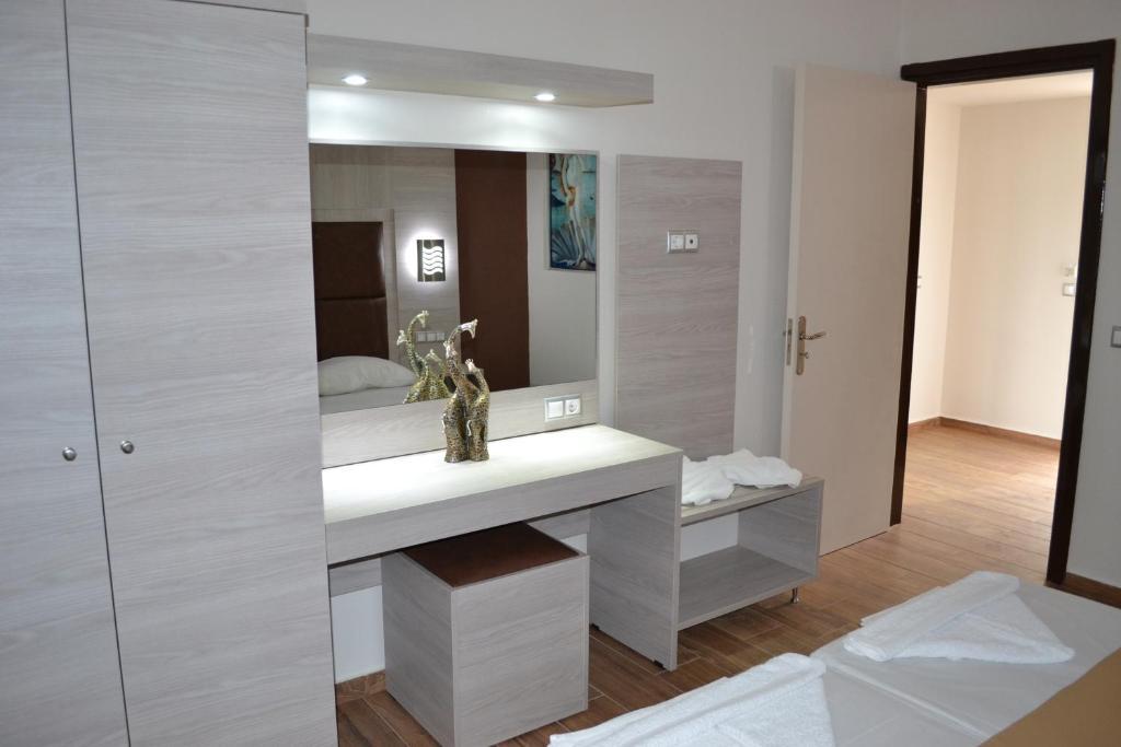 Karavos Hotel Apartments Archangelos  Bagian luar foto