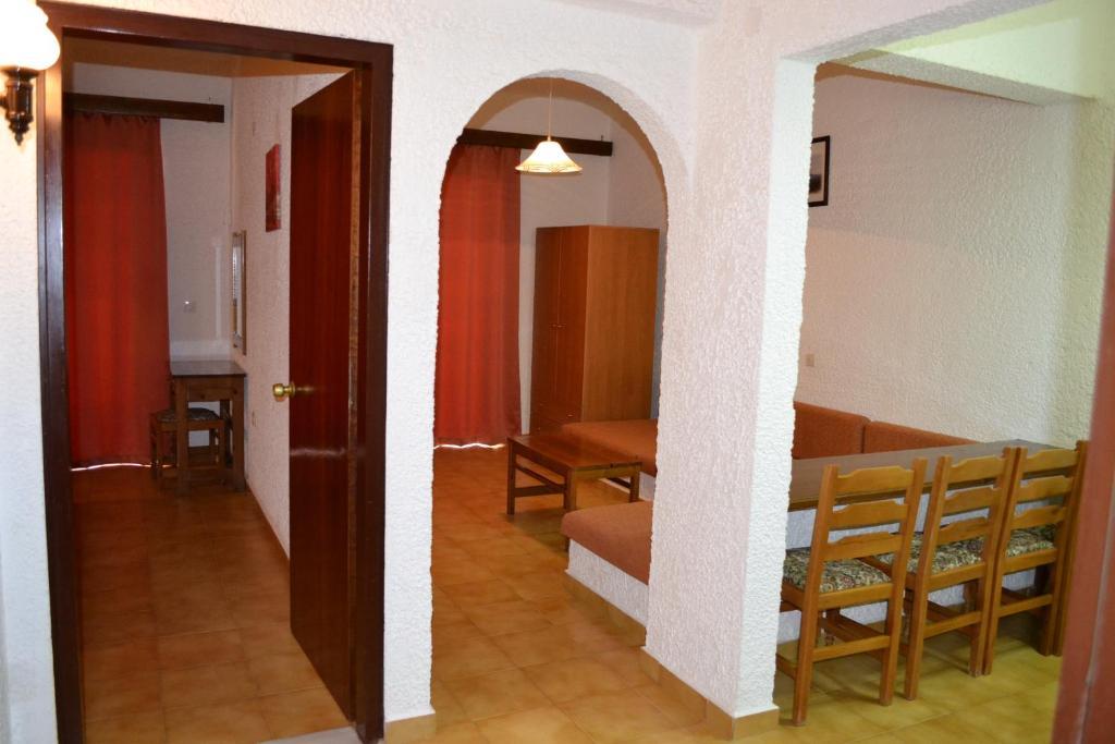Karavos Hotel Apartments Archangelos  Ruang foto